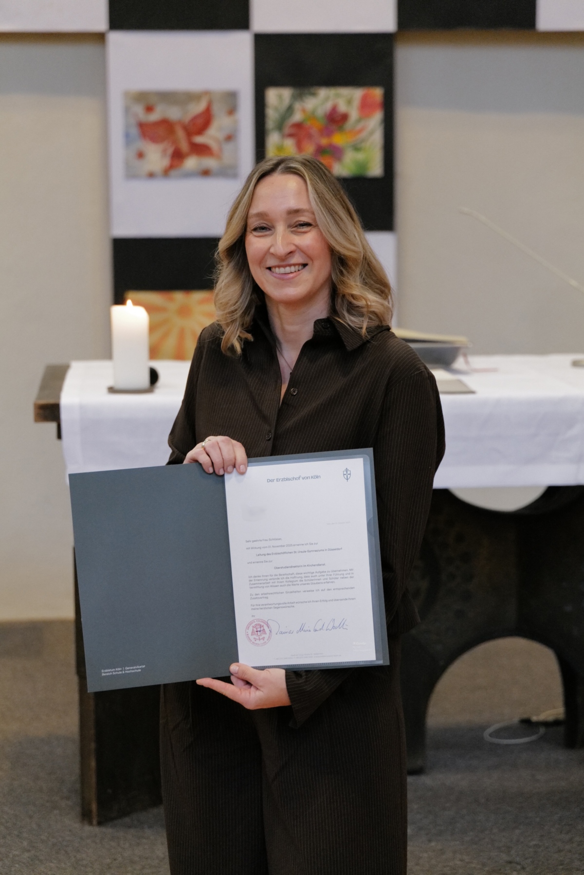 Claudia Schlösser mit der Ernennungsurkunde