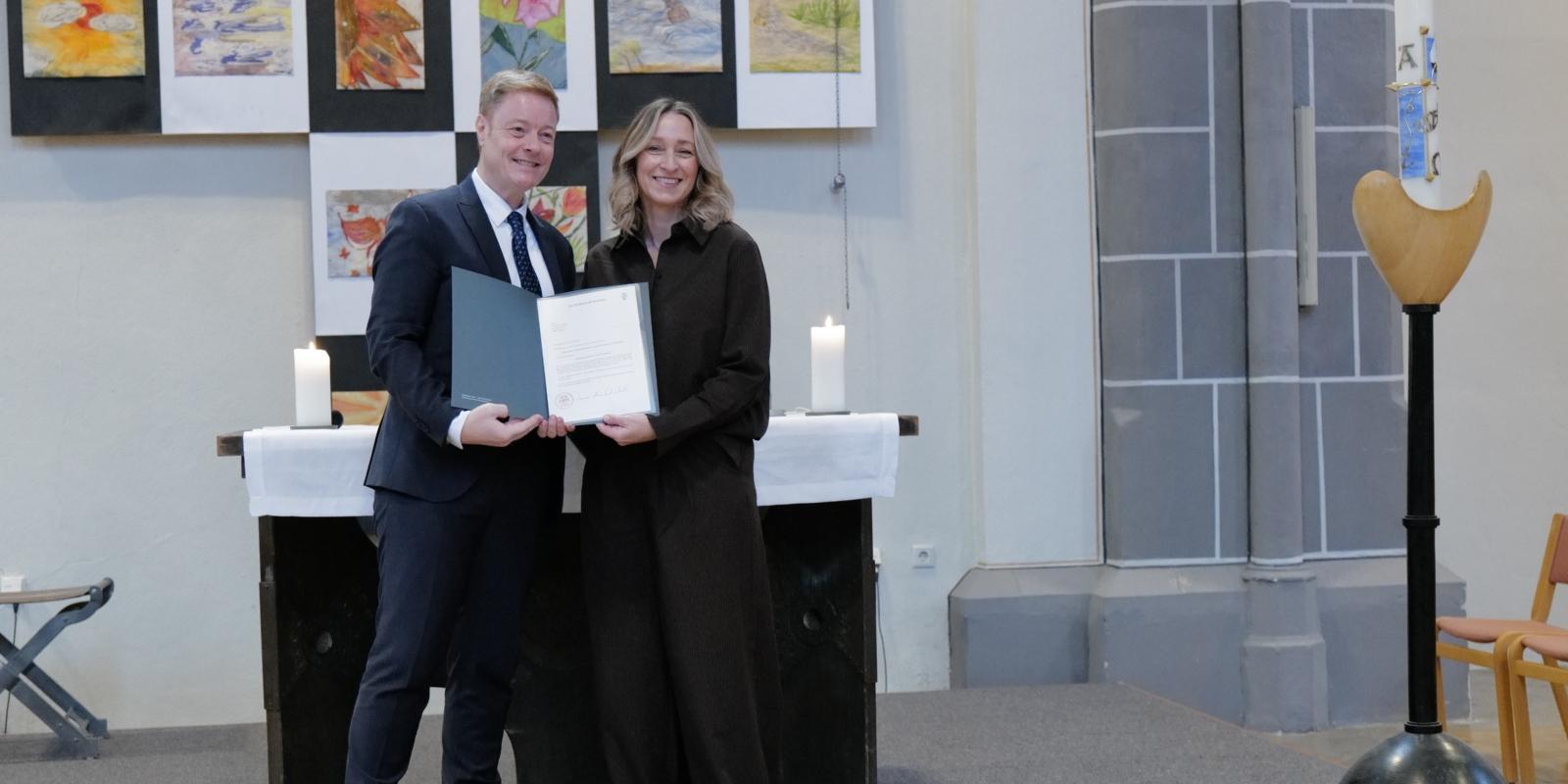 Bereichsleiter Schule & Hochschule Thomas Pitsch bei der Überreichung der Ernennungsurkunde an Claudia Schlösser<br></br>