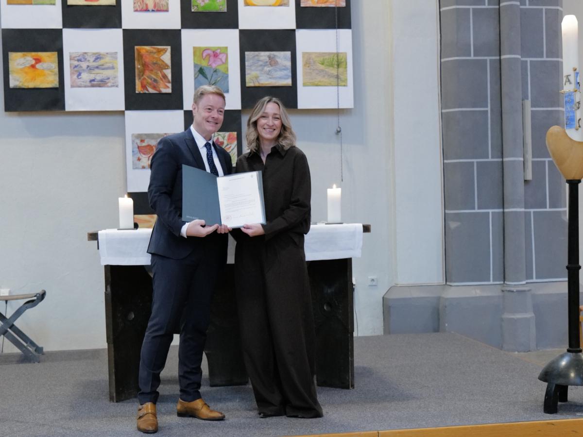 Bereichsleiter Schule & Hochschule Thomas Pitsch bei der Überreichung der Ernennungsurkunde an Claudia Schlösser<br></br>