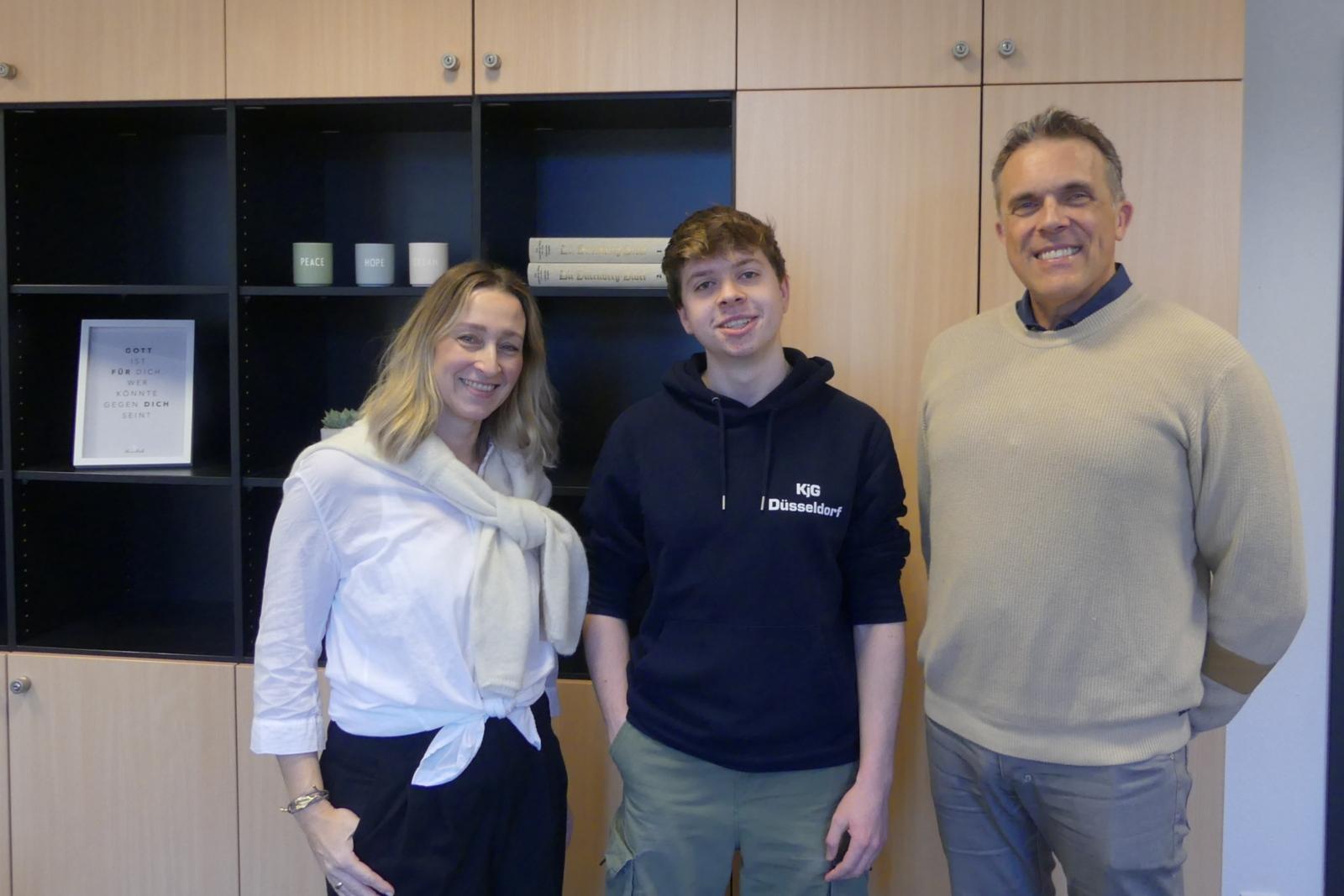 Drei Lateiner unter sich, v.l.n.r.: Schulleiterin Claudia Schlösser, Simon Kaufhold und Jörg Epping <br></br>