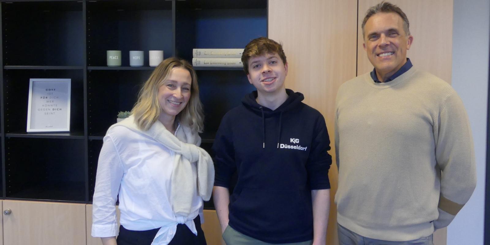 Drei Lateiner unter sich, v.l.n.r.: Schulleiterin Claudia Schlösser, Simon Kaufhold und Jörg Epping <br></br>