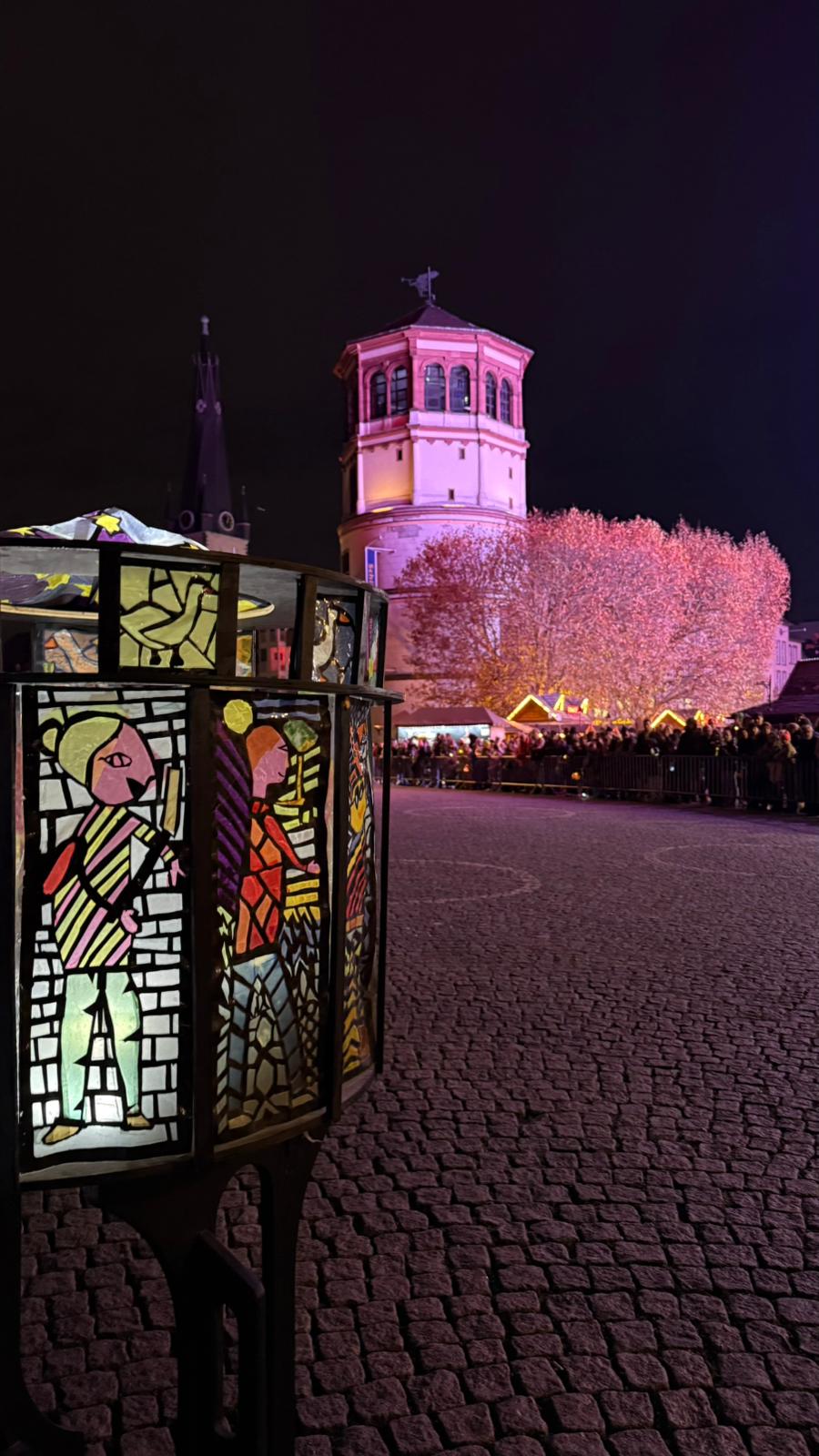 Blick auf den Burgplatz vor der zweiten Mantelteilung mit unserer Schulfackel