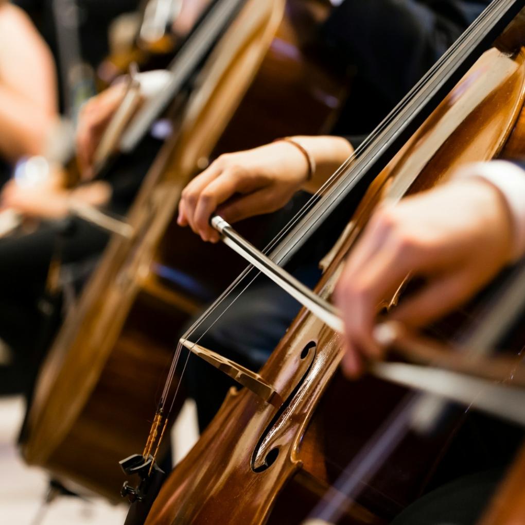 Zwei Schulorchester – Eine Bühne (c) Guy Basabose/unsplash.com Zwei Schulorchester – Eine Bühne