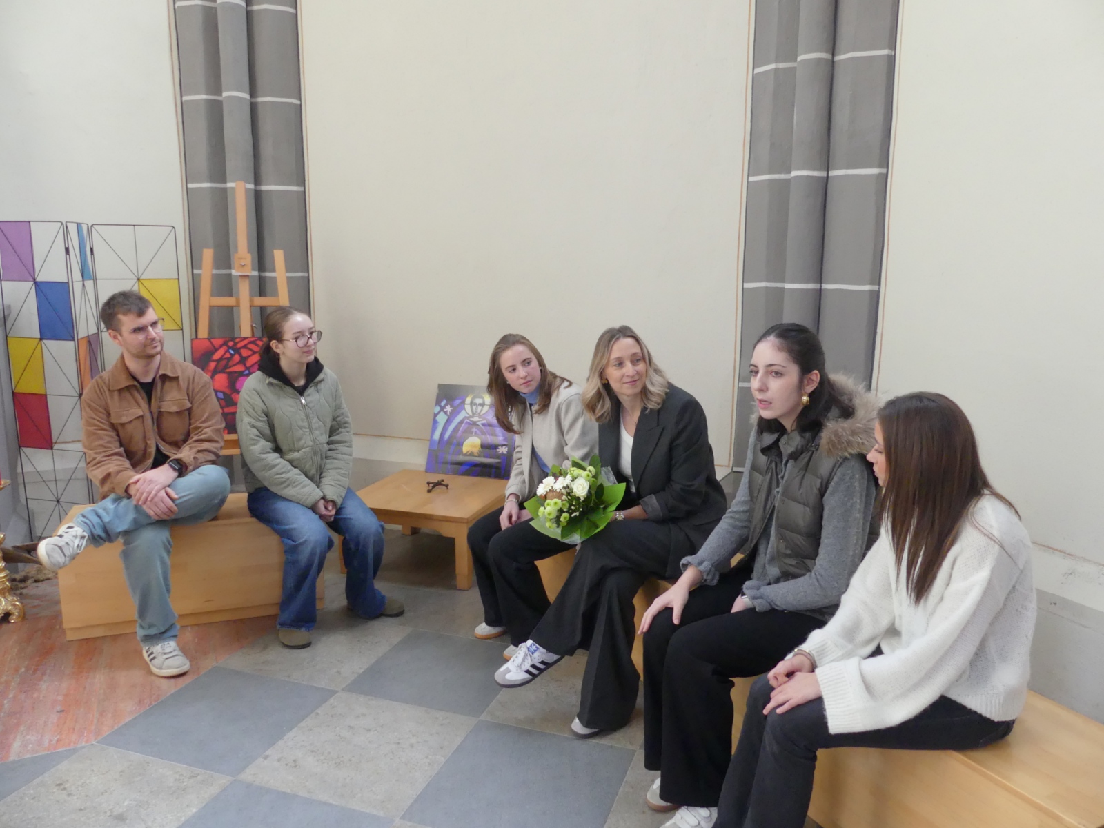 Gespräch in der Kreuzherrenkirche: Schulleiterin Claudia Schlösser, SV-Lehrer Benedikt Tannenläufer und Schülerinnen der SV <br></br>