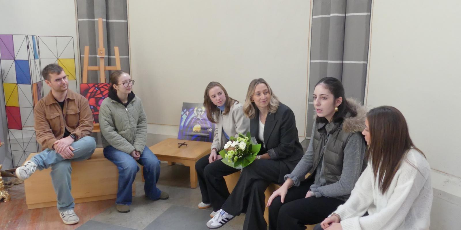 Gespräch in der Kreuzherrenkirche: Schulleiterin Claudia Schlösser, SV-Lehrer Benedikt Tannenläufer und Schülerinnen der SV <br></br>